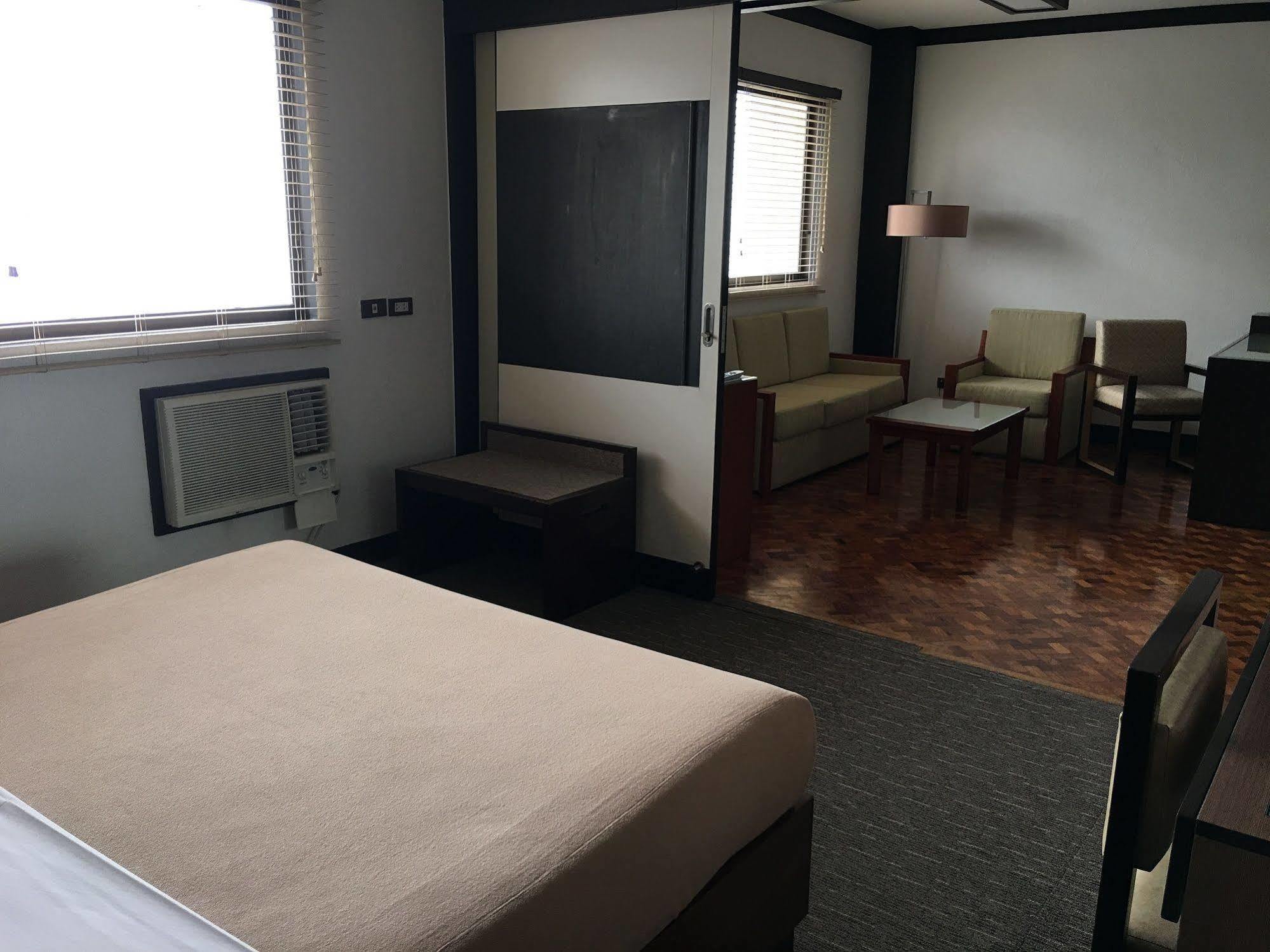 Sunny Bay Suites Manila Zewnętrze zdjęcie